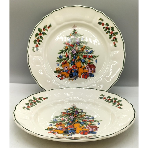 574 - Royal Tudor 'Christmas Tree' 25.5cm Plates (2).