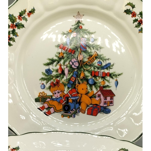 574 - Royal Tudor 'Christmas Tree' 25.5cm Plates (2).