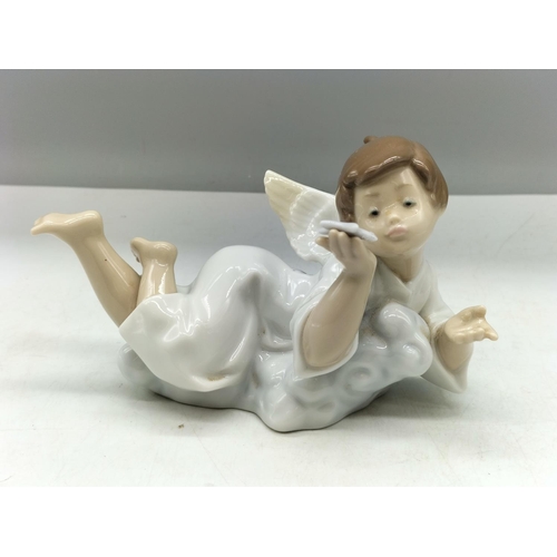 138 - Lladro Figure of an Angel 5725. 14cm x 9cm.