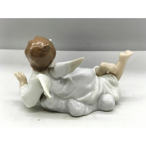 138 - Lladro Figure of an Angel 5725. 14cm x 9cm.