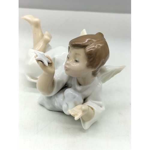 138 - Lladro Figure of an Angel 5725. 14cm x 9cm.