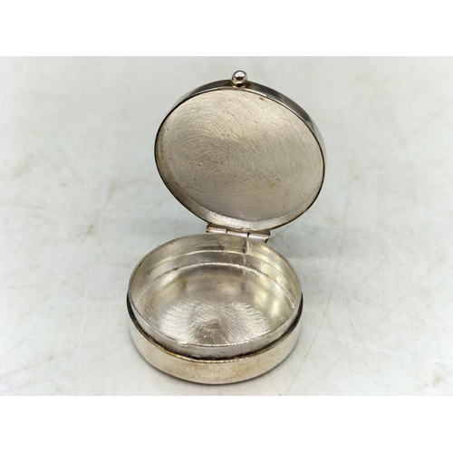 262 - 925 Silver Pill Box. 2.5cm Diameter.