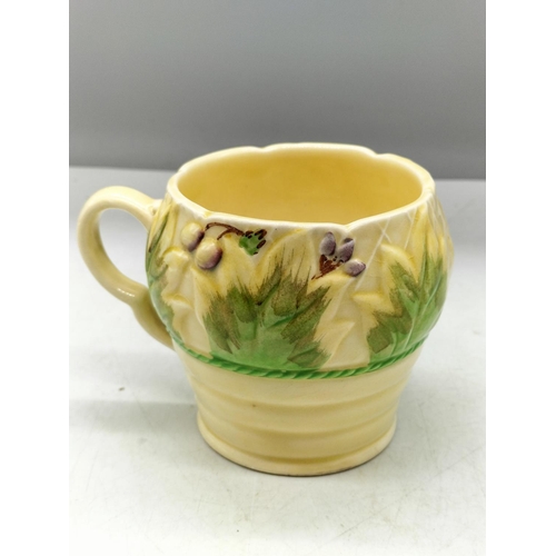 33 - Newport Pottery 8cm Clarice Cliff Mug.