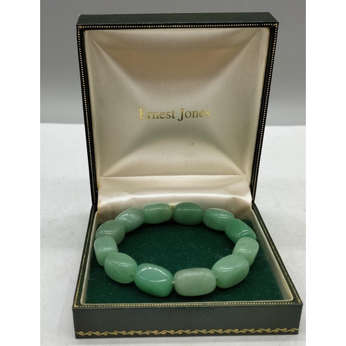 555 - Polished Jade Bracelet.