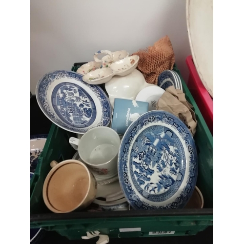 800 - 2 Boxes of Assorted Ceramics to include Wedgwood, Royal Worcester and Blue and White Ware.