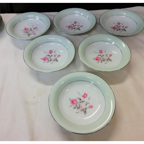 87 - c 1930-1950 R.C. Noritake Japan Part Dinner Service in the 'Rosina' Pattern to include Dinner Plates... 