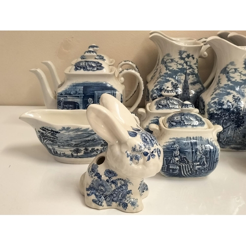 61 - Box of Liberty Blue 'Historic Colonial Scenes' Teapots, Water Jugs, Cream Jug, Lidded Sugar Bowl, et... 