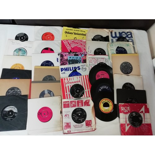 176 - A large collection of over 200 45RPM 7 inch singles Predominantly 1960's various artists