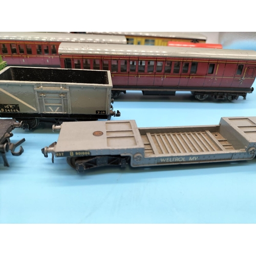 426 - Tin Box of Hornby Carraiges and Carts to include Mobil Oil Company, Power Petrol, Liverpool Cables.