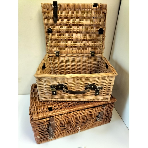 526 - 2 x Wicker Picnic Baskets. Largest being 47cm x 32cm x 20cm.