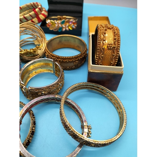 355 - Quantity of Assorted Bangles.