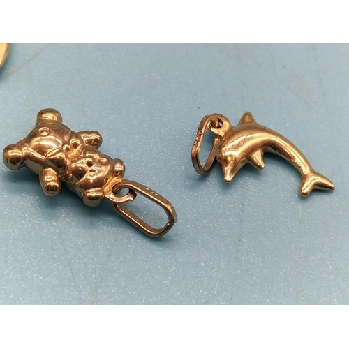 711 - Assorted 9ct Gold Charms (6).