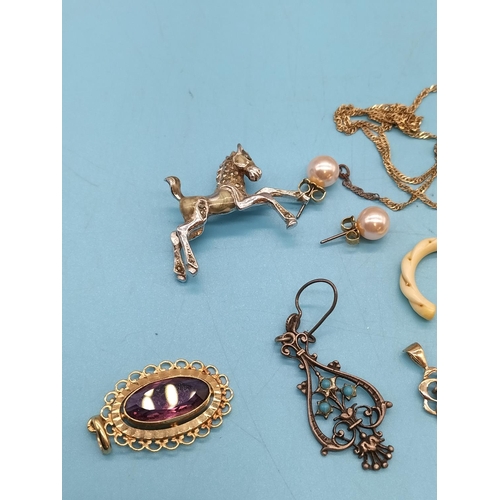 720 - Assorted Vintage Jewellery Items.