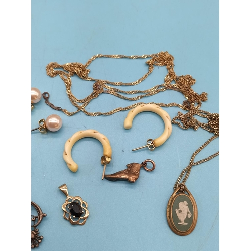 720 - Assorted Vintage Jewellery Items.