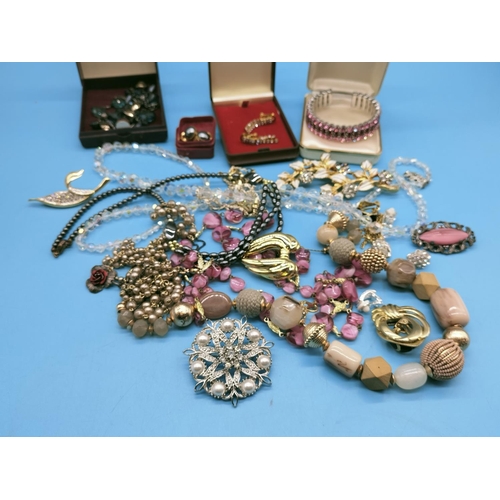 570 - Quantity of Costume Jewellery.