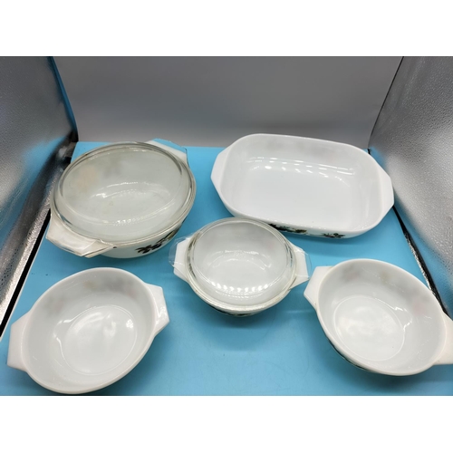 170 - 5 x Pyrex Dishes. Largest being 32cm x 23cm.