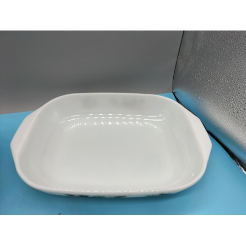 170 - 5 x Pyrex Dishes. Largest being 32cm x 23cm.