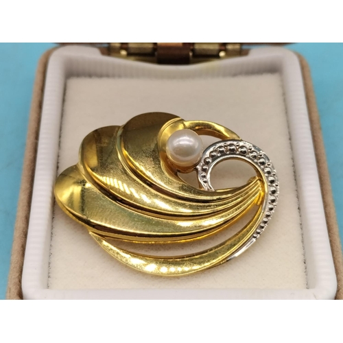 363 - 9ct Gold and Pearl brooch. 2 Grams.