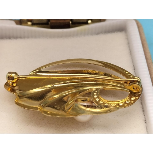 363 - 9ct Gold and Pearl brooch. 2 Grams.