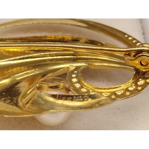 363 - 9ct Gold and Pearl brooch. 2 Grams.