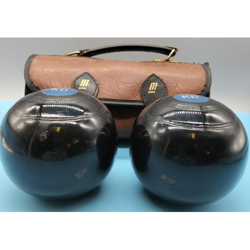 223 - Bowls in Mitre Carrying Case.