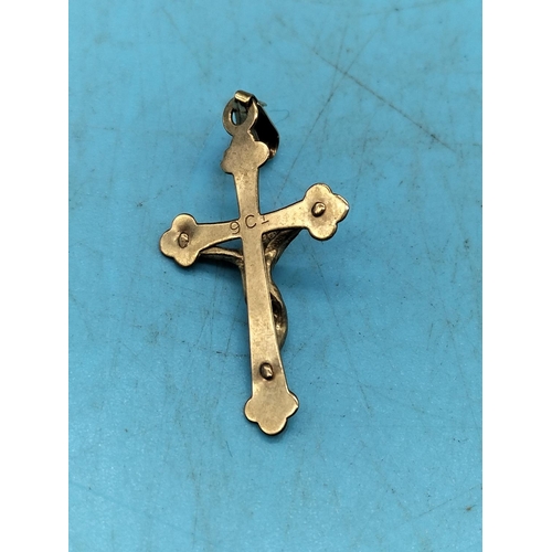 247 - 9ct 375 Crucifix.