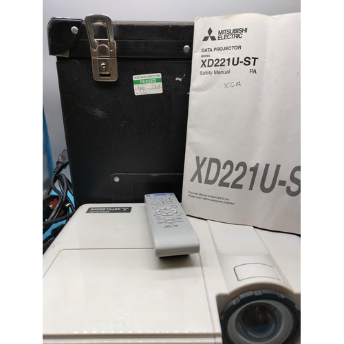 724 - Mitsubishi XD221U-ST Data Projector with Case. Powers Up.