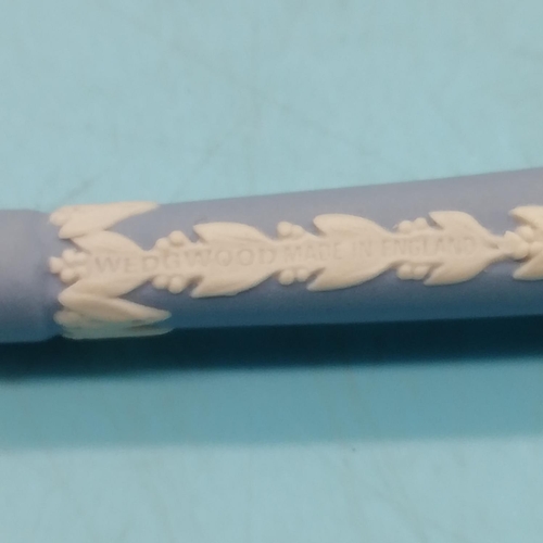 29 - Set of 6 Wedgwood Jasper Handled Pastry Forks plus 1 Knife. Largest 20cm Long.