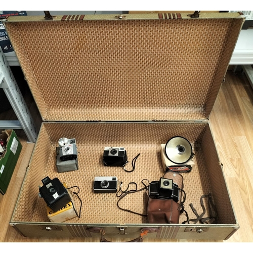 700 - Collection of Vintage Cameras plus Luggage Trunk. 84cm x 52cm x 26cm. This Lot is Collection Only.