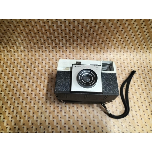 700 - Collection of Vintage Cameras plus Luggage Trunk. 84cm x 52cm x 26cm. This Lot is Collection Only.