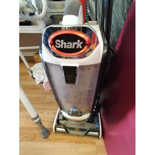 738 - Shark Duo Vacuum Cleaner for Parts/ Spares/Repairs. This Lot is Collection Only.