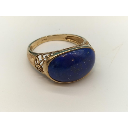 130 - 9ct Gold Blue Lapis Lazuli Stone et Ring. Size V. Overall Weight 5.1 Grams.