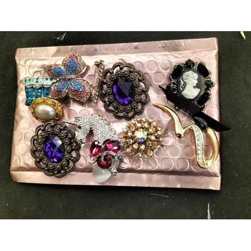 180A - Collection of Brooches.