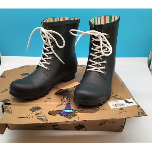 215A - Evercreatures 'Black Beret' Short Laced Wellies. Size UK 8.