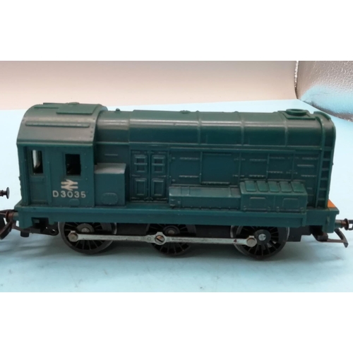 103 - Hornby D3035 Diesel Shunter Locomotive with Wagons.