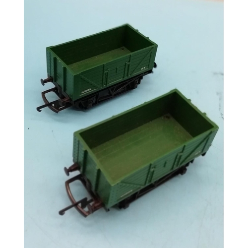 103 - Hornby D3035 Diesel Shunter Locomotive with Wagons.