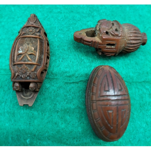 140 - Intricately Carved Wooden Oriental Items (3). Largest being 4.5cm x 2cm.