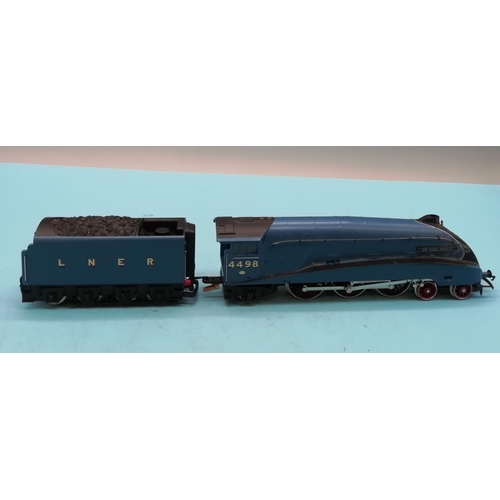 99 - Hornby A4 Class 4498 'Sir Nigel Gresley' Locomotive and Tender.