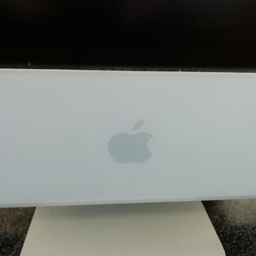 589 - Apple IMAC A1076 G5 21.5 2004 Model. Powers Up. W/O.