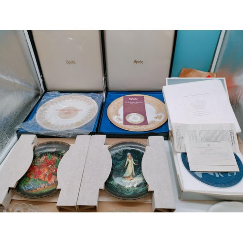 641 - Quantity of Collectable Plates to include Copenhagen Bicentenary Plate, Spode, Russian Folk Art, Gla... 