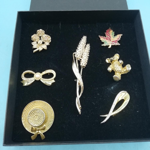 386 - Selection of Costume Brooches (7).