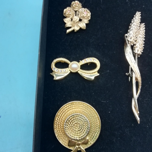 386 - Selection of Costume Brooches (7).