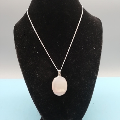 582 - 925 Silver and Mother of Pearl Pendant on 925 Silver Chain.