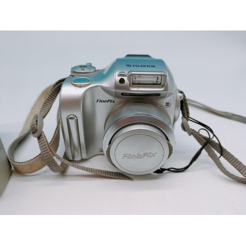 556 - Collection of Cameras to include Fine Pix 2800 Zoom, Lumix DMC T23, Sony Cyber Shot DSC - S930 Trave... 