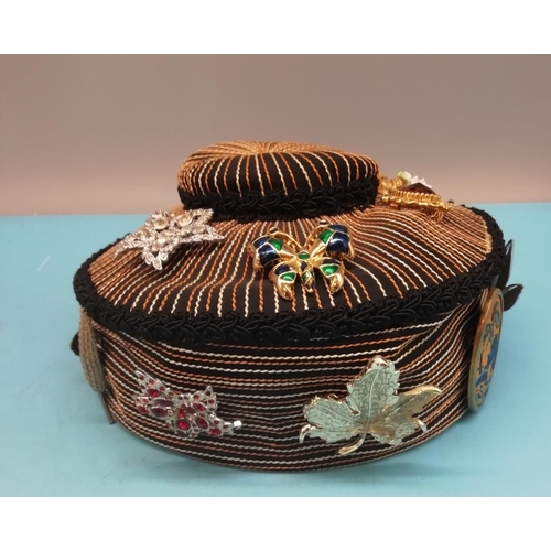 571 - Vintage Hat with 15 Vintage Brooches.