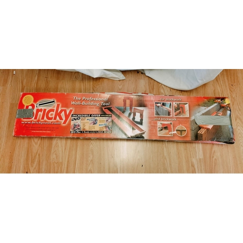 583 - Boxed Bricky Wall Building Tool.