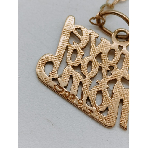 396 - 9ct Gold 'I Love you Mom' Pendant on Chain. 1.2 Grams.