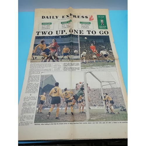 50A - Collection of Football Related Memorabilia including Newspapers, Programmes, etc. Teams include Manc... 