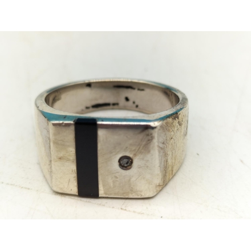 25 - Silver 925 Hot Diamonds Gent's Signet Ring. Size S. 12 Grams.