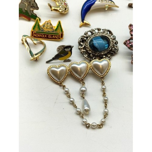 327 - Collection of Brooches & Pins